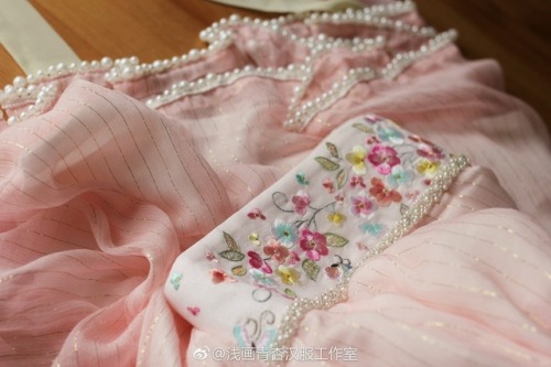 traditional chinese hanfu using suzhou embroidery by 浅画青杏汉服工作室