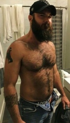 thegardenerofsoulz: furryandhairy:   Goals  Beard dude.