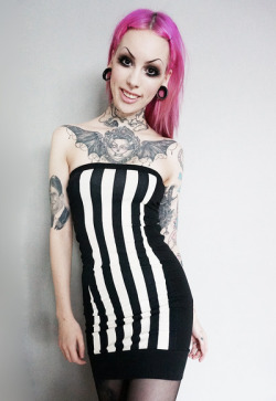 bombisbomb:  Murderotic’s Striped Dress ม 