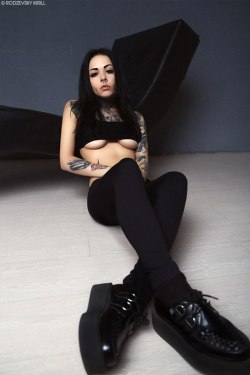 altmodelgirlcrush:Annabatman Suicide