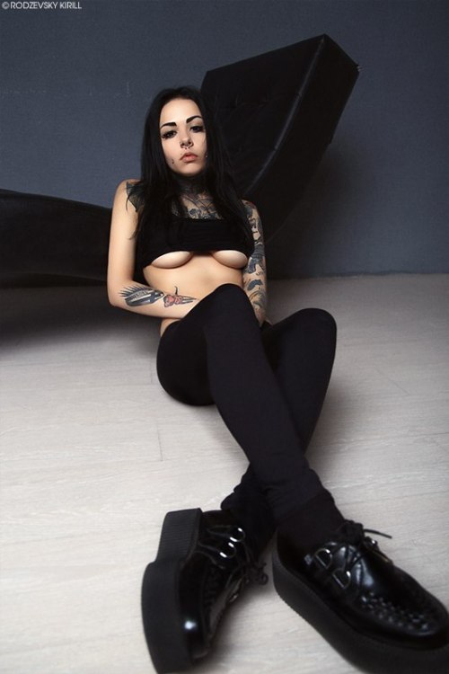 altmodelgirlcrush:Annabatman Suicide