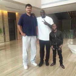 legalmexican:  drophacking:  pettyforyourthoughts:  logicisfree:  Yao ming, shaq and kevin hart  why this look photoshopped but i know its probably not lmao     iPhones 6 plus, 6, and 4.