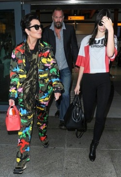 kylieandkendallblog:  12.7.15 Kendall and Kris arriving in London. Credit to ken-doll  Kris swanging
