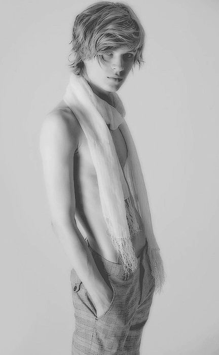 yoshicuteboy:  le garçon à l'écharpe blanche / the boy with the white scarf