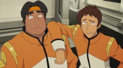 fusingpearl:  lance leaning on hunk, reblog if you agree