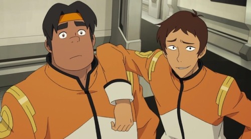 fusingpearl:lance leaning on hunk, reblog if you agree