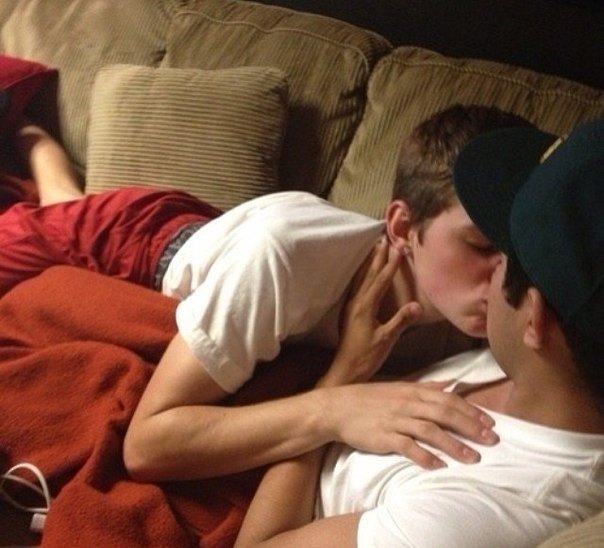 gaydammit:  stickytoffeejamie:  noms x  cute boys :3 