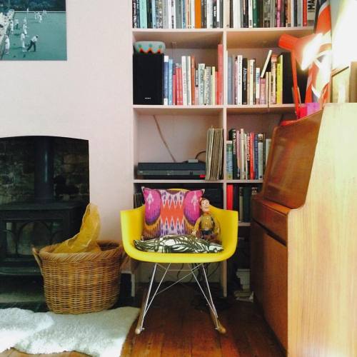 Living room with wood burner and bookshelf. #livingroom #pinklivingroom #bookshelf #shelfie #woodbur