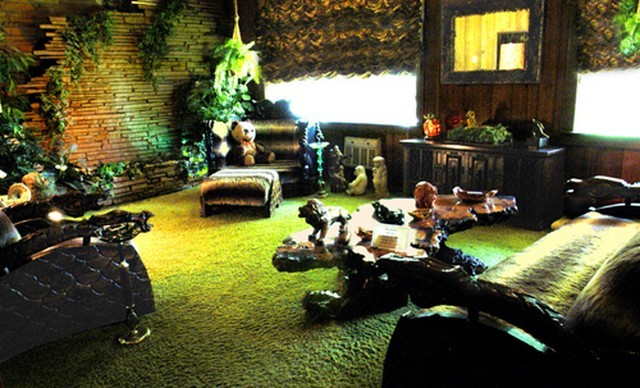 theoddjacket:  Jungle Room at Graceland. 