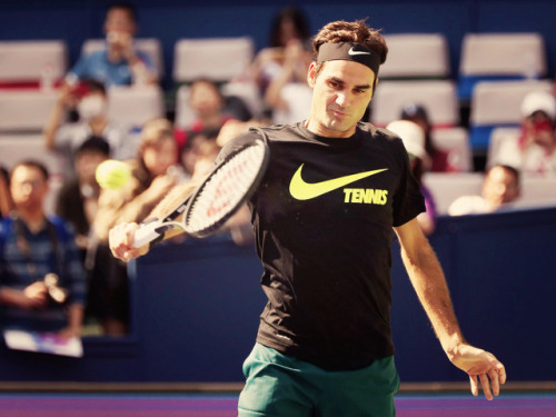 Roger Federer practices with Wu Di ahead of the 2017 Shanghai Rolex Masters - 7 October 2017