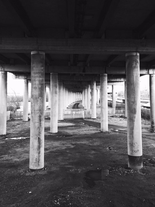 furtho:  Ben Lingard’s photograph underneath an elevated highway (via theedgelands) 
