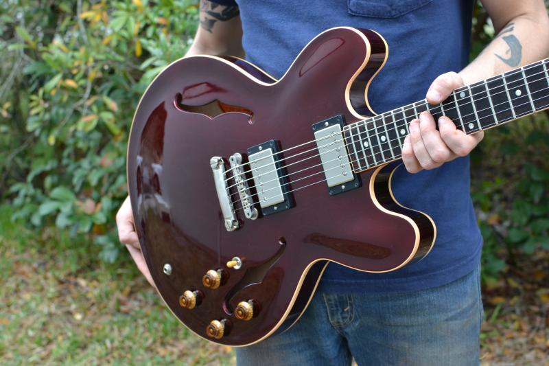 guitarlust:  Gibson ES-335 in Sparkling Merlot. 