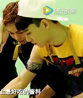 youngster-chen:  welcome to the gun show…[x]  was that sleeveless shirt and armband really necessary ㅠㅠ 
