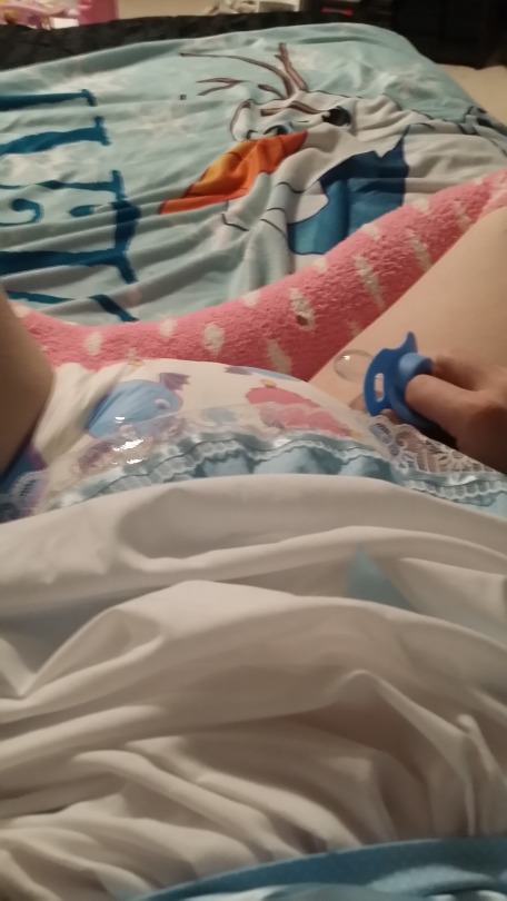 thickpadding:  Best way to spend a Sunday, thick wet comphy diapers a pretty dress and watching some netflix. 😍