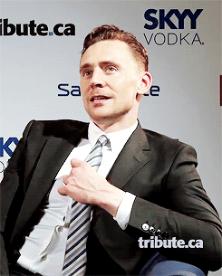 tomhazeldine:  Tom Hiddleston seducing everyone with his tie. 