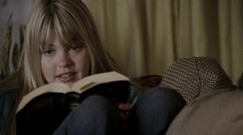 Julie Taylor (Aimee Teegarden) reading Moby Dick by Herman Melville in Friday Night Lights (1x0
