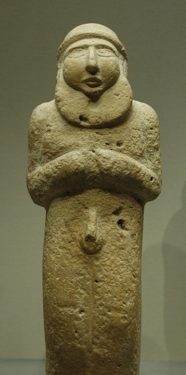 Mesopotamian statuette of a bearded man, perhaps a king-priest.  Artist unknown; ca. 3300 BCE (Uruk 