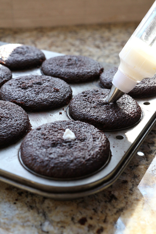 ugly&ndash;cupcakes: PEPPERMINT-FILLED DARK CHOCOLATE CUPCAKES