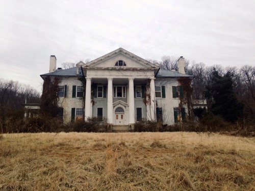 ppsithurism:  Did a bit of lone wolf exploring today because I was in the area and just had to stop by. An abandoned plantation that stole my heart the second I looked at it.  