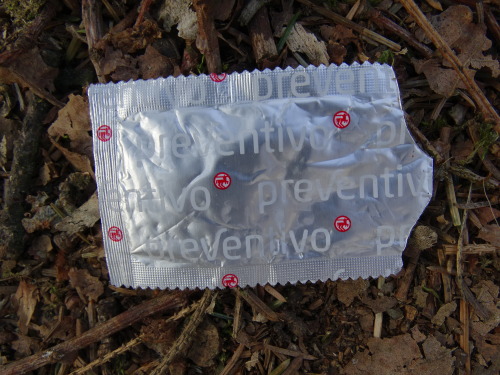 throwncondom:  Autoroute Liège-Namur, parking près de Fernelmont, avril 2015. Un merveilleux endroit pour le chasseur de capotes, non?*****Liège-Namur highway, parking near Fernelmont, April 2015. A wonderful place for condoms hunter, right?