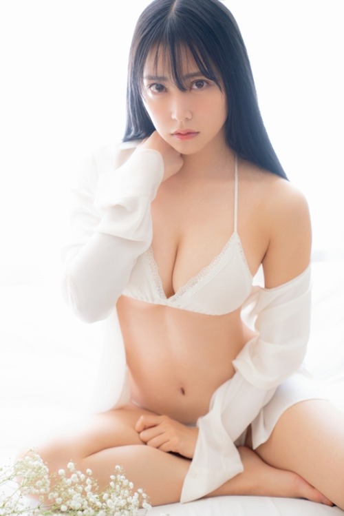 funkyfunx:  NMB48 白間美瑠、大人セクシーな姿を見せる　「スピリッツ」表紙登場 | GirlsNews