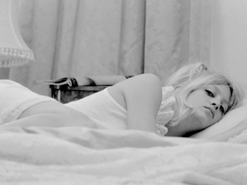 durbeyfields: Goldie Hawn in bed in London, photographed by Terry O'Neill