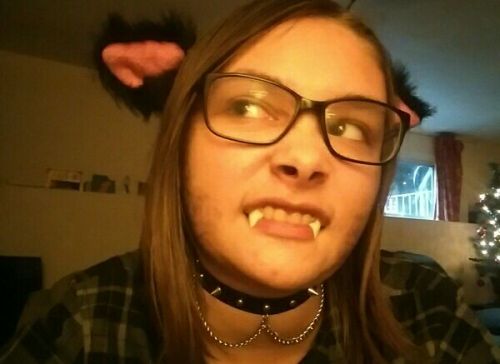 vivivihrea:  i decided to try facial hair makeup and now scruffy gay werewolf boy is here  i even put on my tail look 