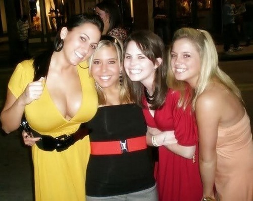 sizedisparity:  If I was a chick with big tits, I’d do the exact same thing. Low