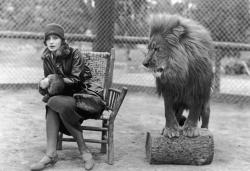 aiiaiiiyo:Greta Garbo and the MGM lion. 1925.