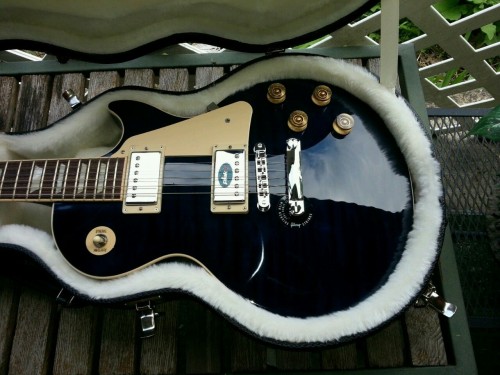 guitarlust:  Gibson Les Paul in Chicago Blue.
