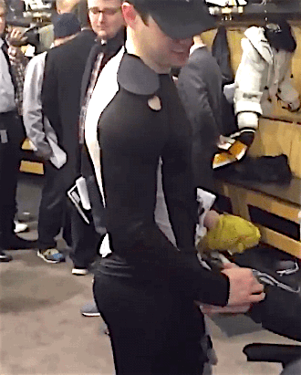 gfhockey:Yeah, here’s Sid being a wonderful person and I’m just looking at his