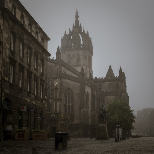 witchy-kitchen-craft: Spooky foggy Edinburgh. Part 1