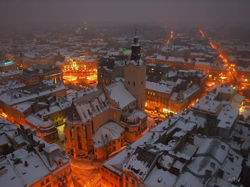 itsloriel:   winter evening in Lviv by Myroslav