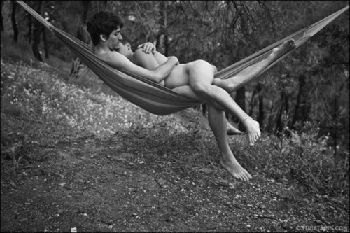 msexplorer: sculptsocotillo:  gotta be careful with hammock sex…    LMAO  don&rsquo