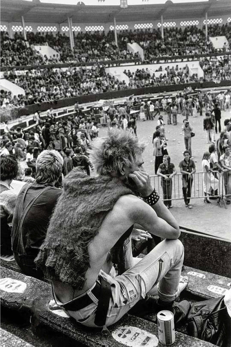 le-narrateur:  Paul Simonon, bass player for The Clash, in the audience of the first