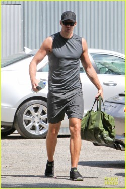 Guys-With-Bulges:  Alexander Skarsgard Is Toned &Amp;Amp; Ready For A Gym Workout!