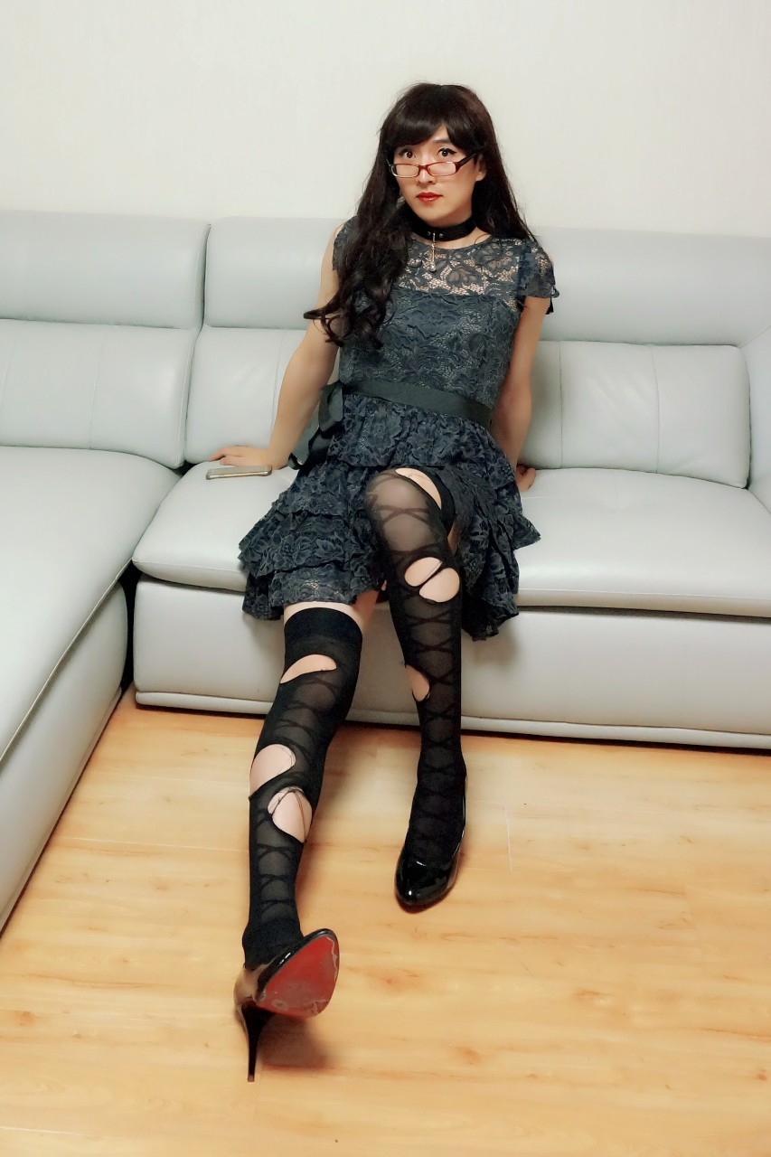 lingcunaili:  I feel so goooooood when I wear skirt，collar，and high heeled❤