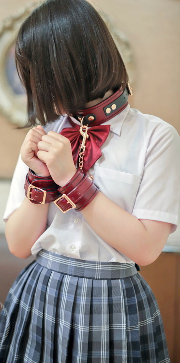 ttymg:  I am not into the school girl thing but the collar and cuffs are beautiful