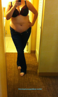 thevoluptuousgoddess:  A peek into our hotel room.