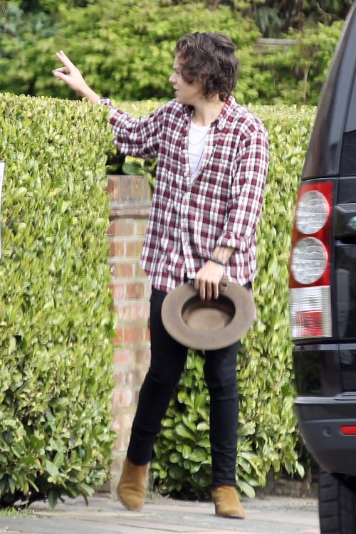 niallhorantheirish:  Harry out in London - April 02, 2014