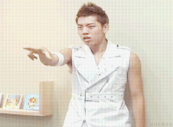 woomeh:  pose for the camera~ 