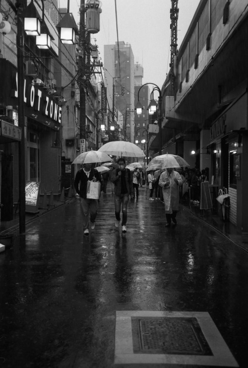 rainy tokyo in b&wilford pan 400nikkor 50mm f/1.8D