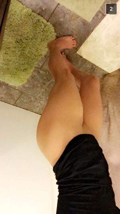 vipmenow1:Sexy Emily send her a message and let her know we all love jerking off to her naked pics