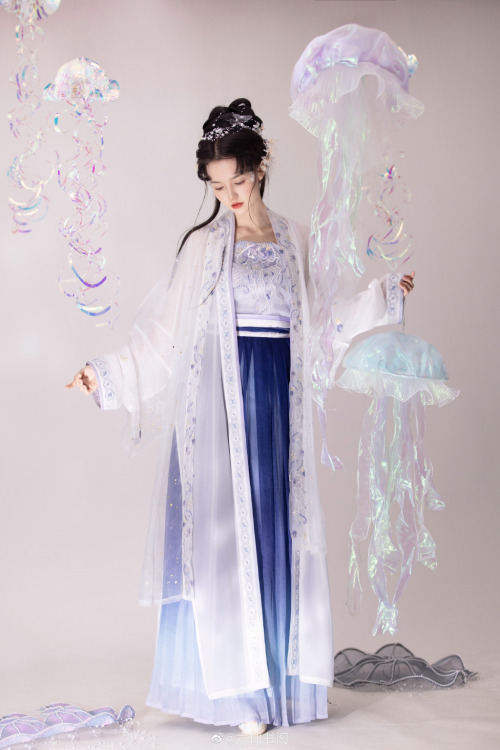 chinese hanfu by 六仙书阁