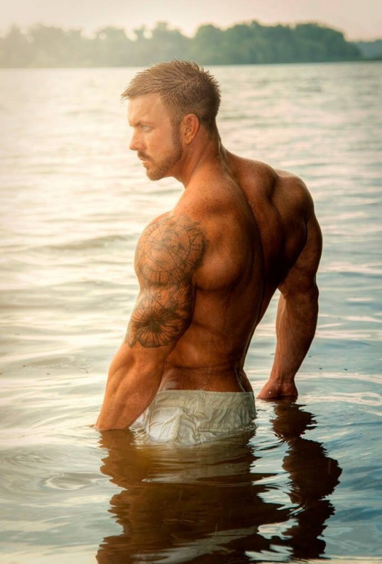 Sexy muscle guys