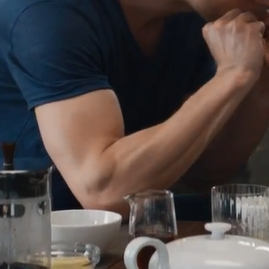 trilithbaby:kinkyfiftyshades:Jamie’s arms 💜Yeah, I really don’t feel weird having folder full of Jamie’s arms. Not at all 😃  JFC, I have such a weakness for arms… *melts*  i’m intrigued…dam