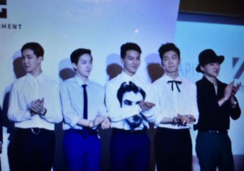 [PHOTO] 140913 WINNER at signing ceremony between L Capital &amp; YG Entertainment [cr:8daysmaga