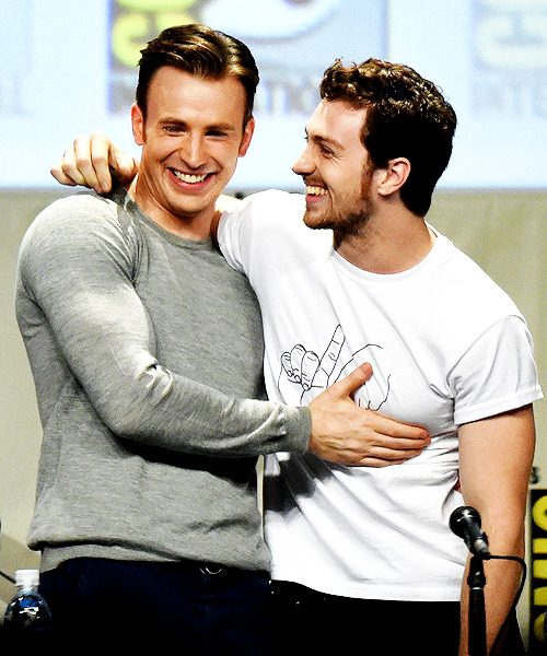 hheimdall:  romvnov:  #WHAT IT IS WITH CHRIS EVANS AND GRABBING LEFT BOOBS? #HE