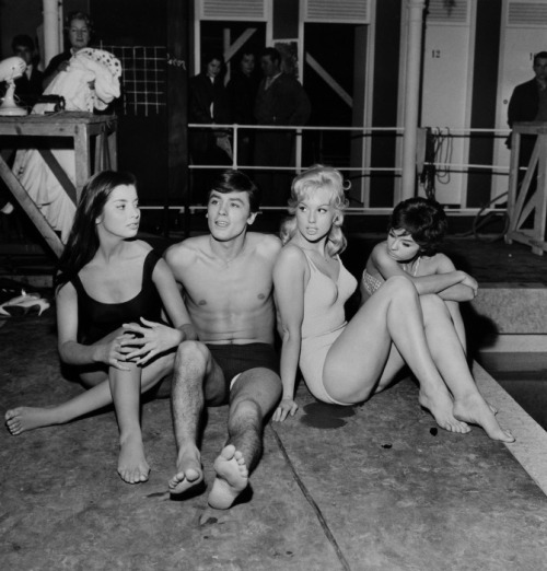 gentlemenwithwomen: Alain Delon with two brunettes and a blonde