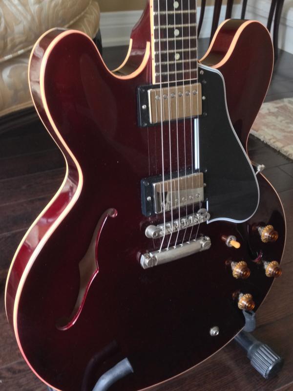guitarlust:  Gibson ES-335 in Sparkling Merlot. 